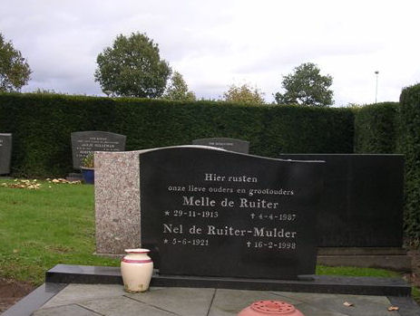 Grafsteen van Melle DE RUITER (1913 - 1987)