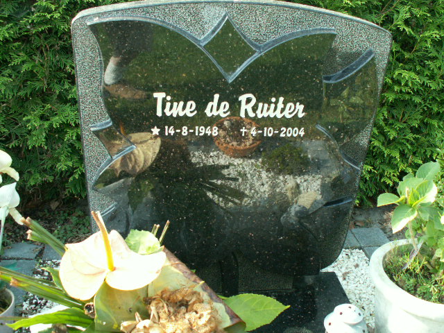 Grafsteen van Tine de Ruiter (1948-2004)