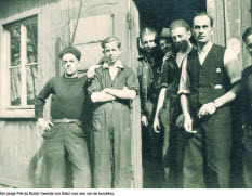 Een jonge Piet de Ruiter (tweede van links) voor een van de barakken.
